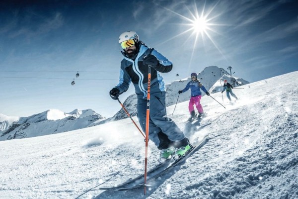 Skiers op de gletsjer in Kaprun