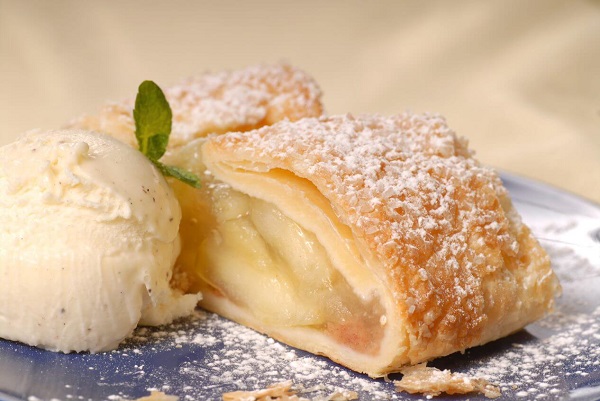 Apfelstrudel met poedersuiker 